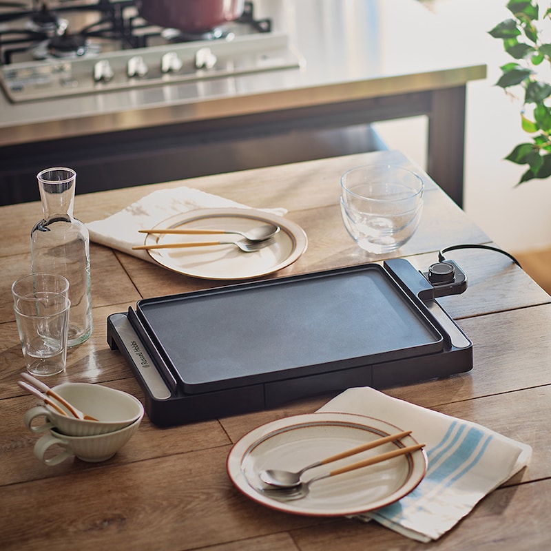 シンプルなデザインで暮らしに映える。スリムで軽量なのでサブ機にもおすすめ。