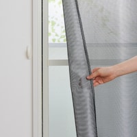 夏は窓からの日差しを反射し、冬は室内の暖気を逃しにくくしま