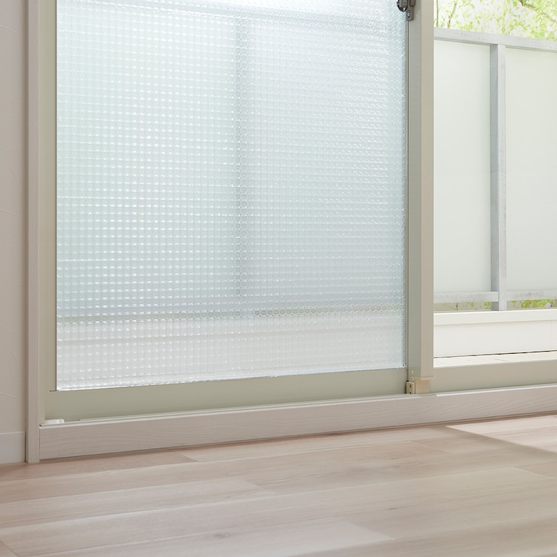 三層構造の空気層で、窓からの冷気・熱気をシャットアウトする窓用断熱シート