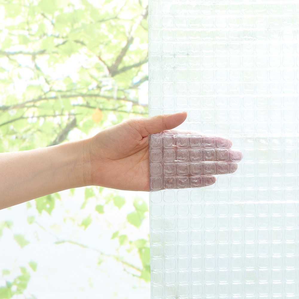 可視光線もカットするため、使用すると室内が暗くなります