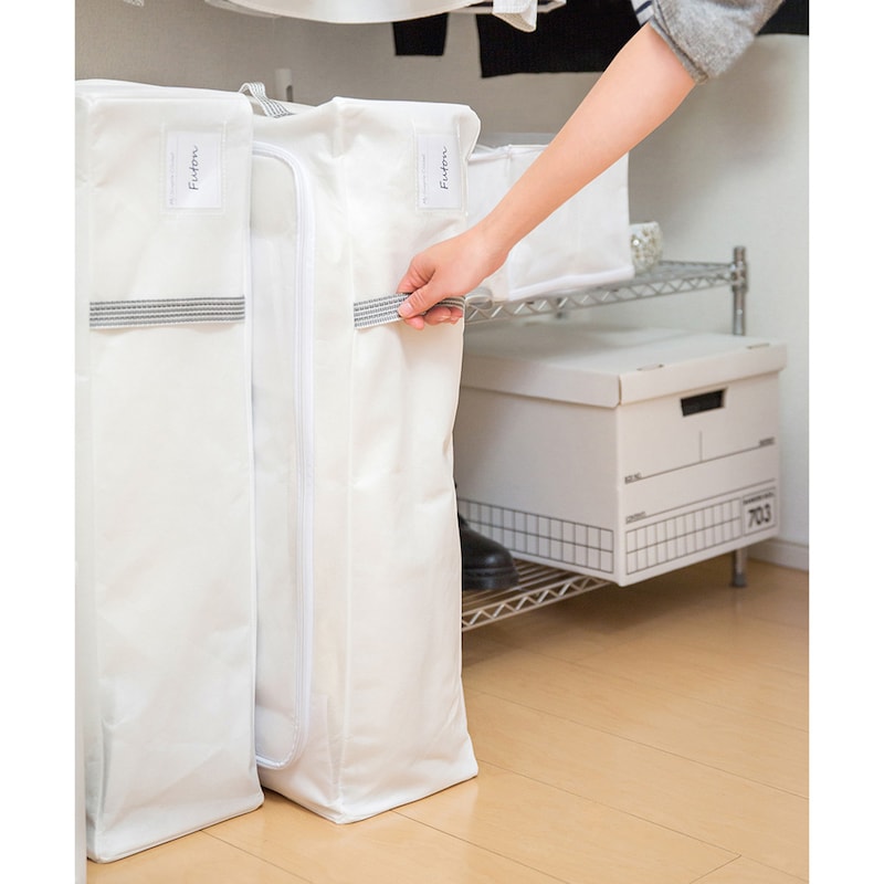 クローゼットへの出し入れが便利な持ち手付き