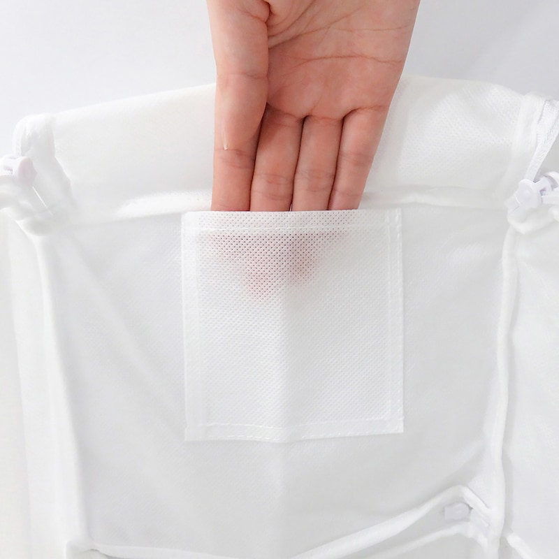 防虫剤等が入れられるポケットが2ヶ所付属