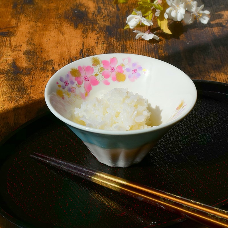 内側に咲く桜の花が愛らしく、使う人を和ませる逸品