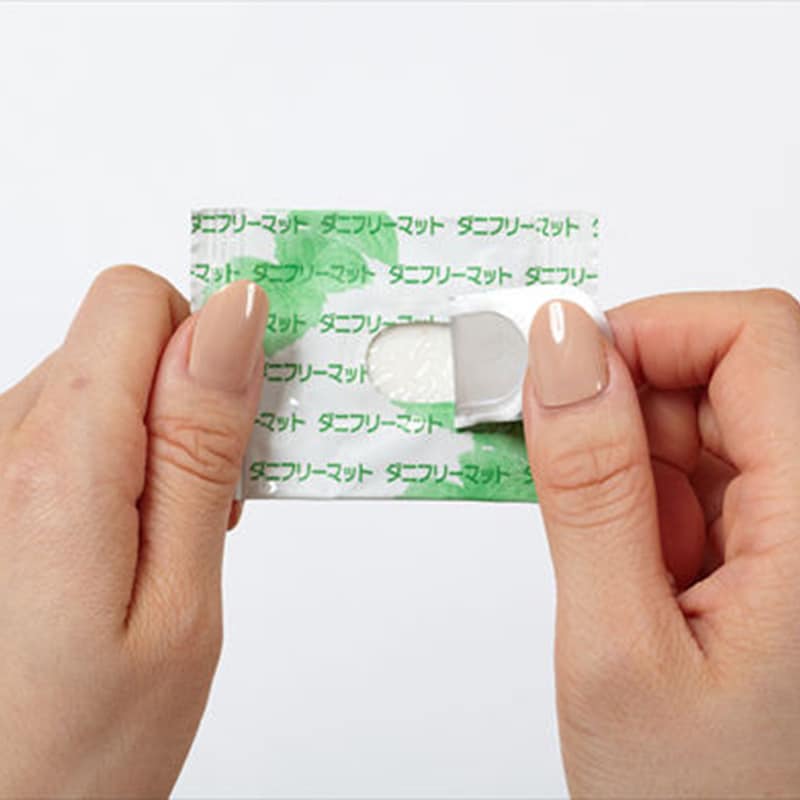 防ダニ／シールをはがして圧縮袋に一緒に入れるだけ