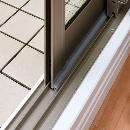 窓とドアのすき間をぴったりガードやわらかチューブテープ