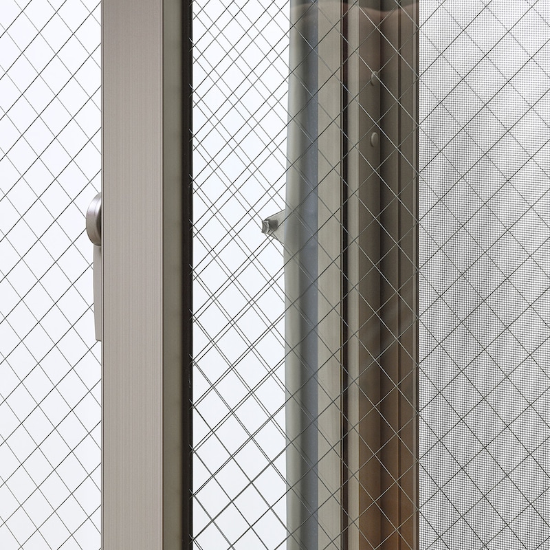 自在に変形する極薄チューブだから、すき間をピッタリガードして窓の開閉も今まで通り