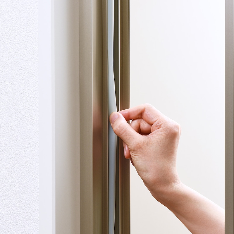 丈夫で柔らかい素材なのでサッシやドアを傷つけません