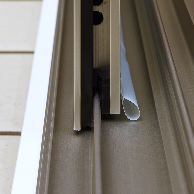 すきま風を防いで冷暖房効果アップ