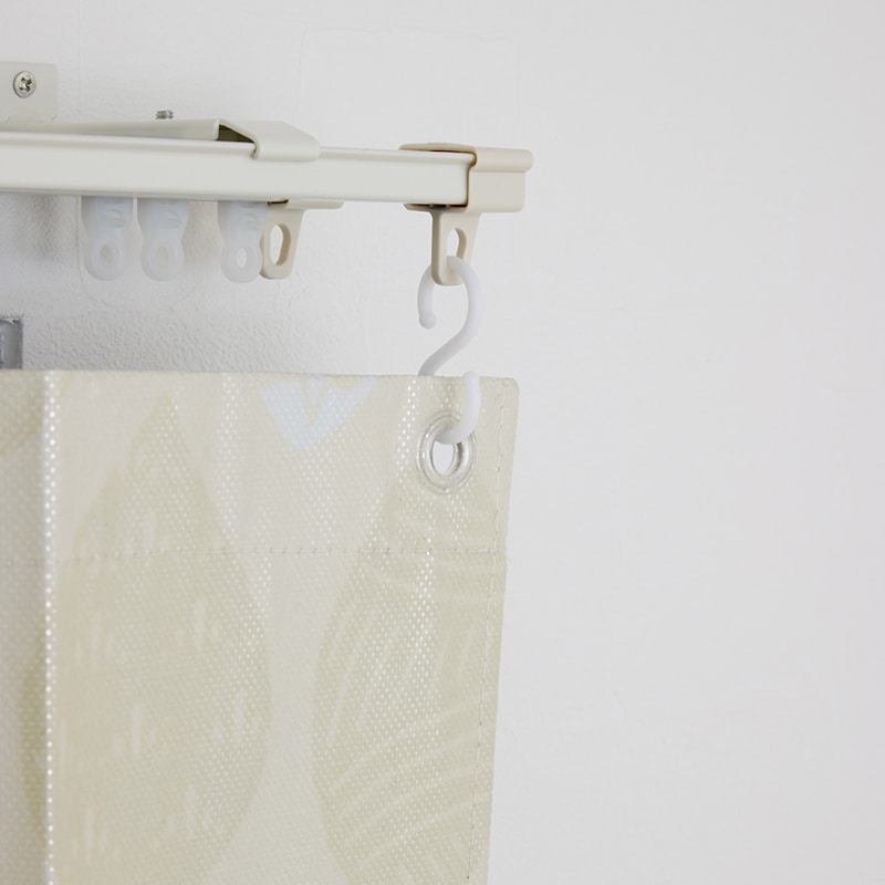 カーテンレールに引っ掛けるだけ