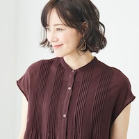 胸元のピンタックがアクセント。顔周りに華やかさをプラス