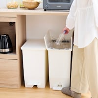ゴミ箱上を有効活用。ゴミ箱を設置しやすい高さです。