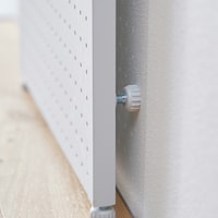 壁側にもアジャスター付きでぴったりと設置できます