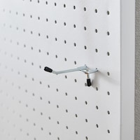 市販の有孔ボード用フックなどを自由に取り付けられます