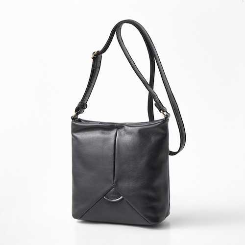 ソフトで軽やかな本革スクエア型ショルダーバッグ