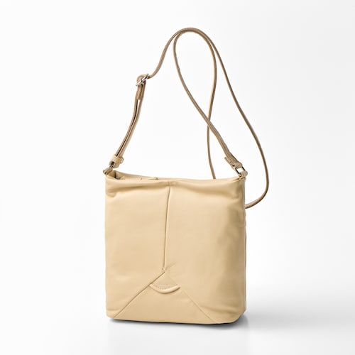 ソフトで軽やかな本革スクエア型ショルダーバッグ