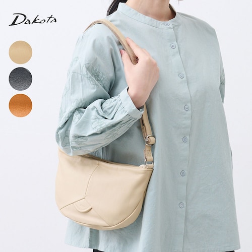 ソフトで軽やかな本革ボディショルダーバッグ