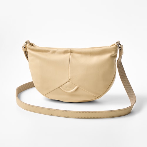 ソフトで軽やかな本革ボディショルダーバッグ