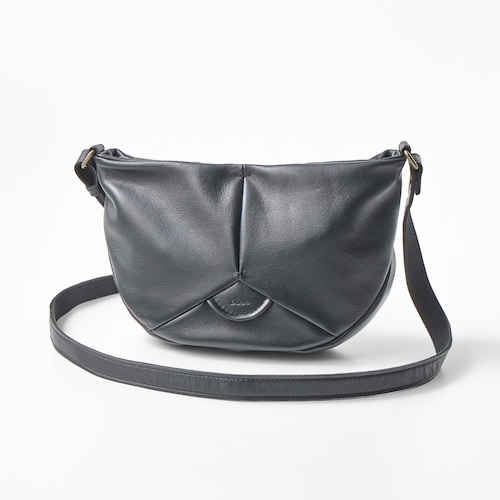 ソフトで軽やかな本革ボディショルダーバッグ