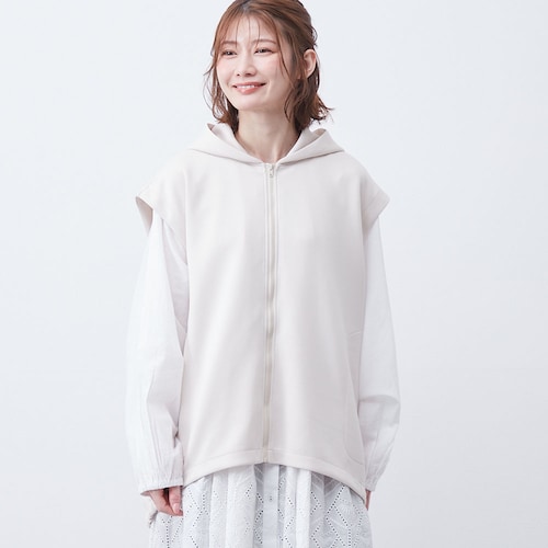 ソフトタッチなポンチ素材のフード付きジレ