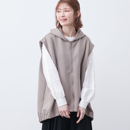 ソフトタッチなポンチ素材のフード付きジレ