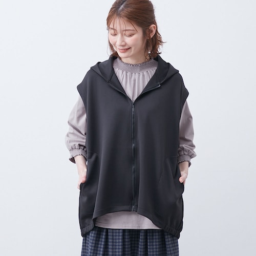 ソフトタッチなポンチ素材のフード付きジレ