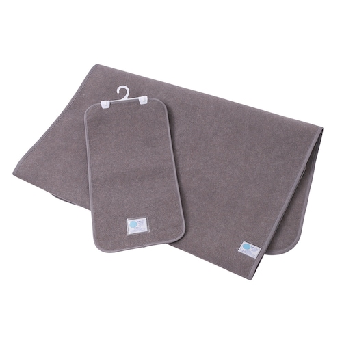 竹炭を配合した防カビ・防ダニ・消臭機能の除湿シート2点セット ＜敷き寝具の除湿パッド＋まくらに使える除湿パッドマルチ＞