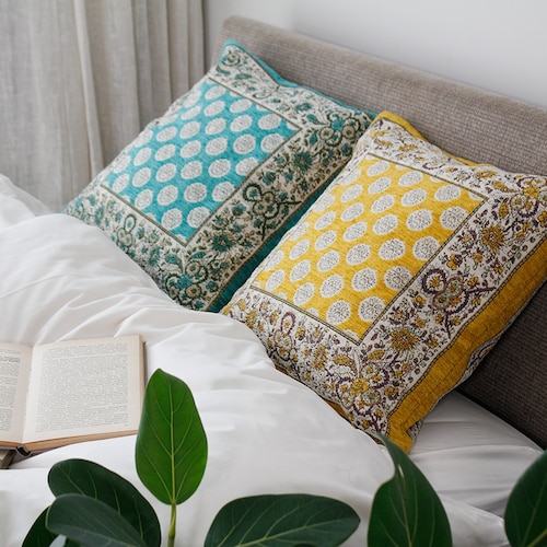 ソレイアードデザインの額縁柄クッションカバー