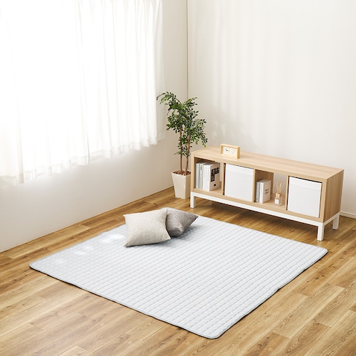 シンプルな無地デザインの冷感キルトラグ