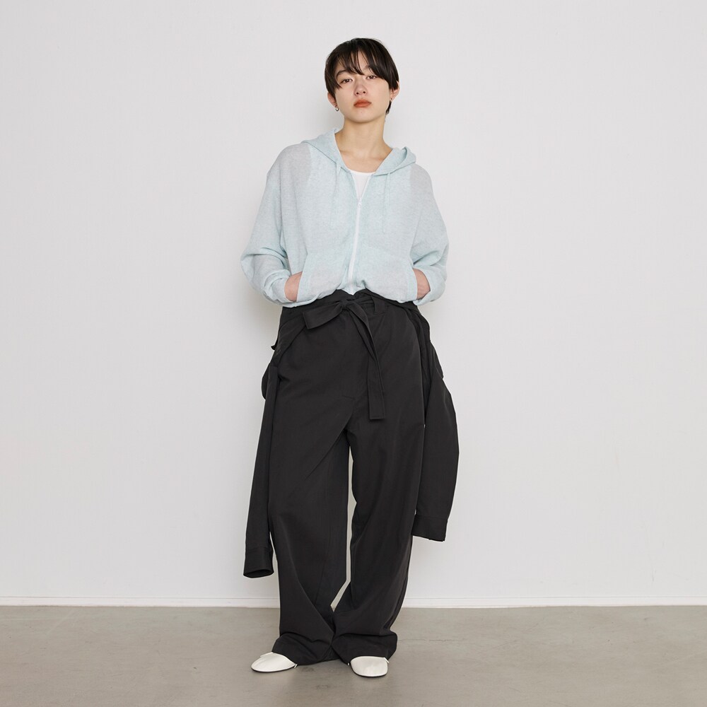 腰で結べば、ワーク感のある着こなしに
