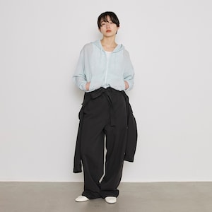 腰で結べば、ワーク感のある着こなしに