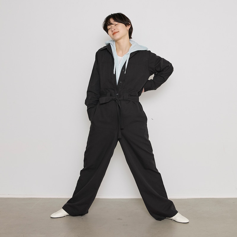 一枚で着映える、ジャンプスーツの美しいシルエット