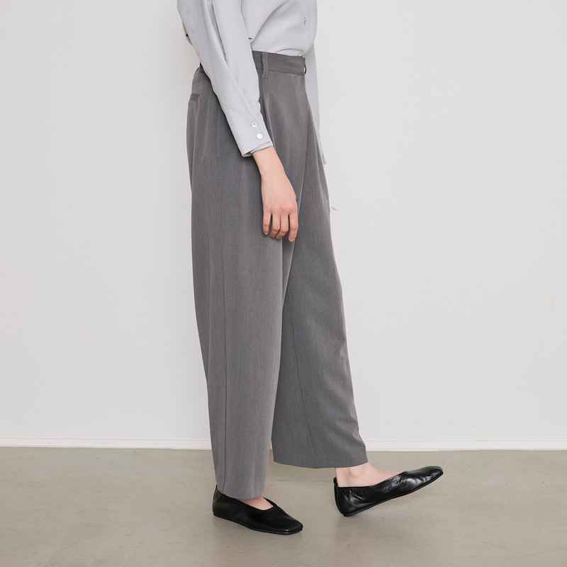 落ち感のある素材が、自然なシルエットを描く