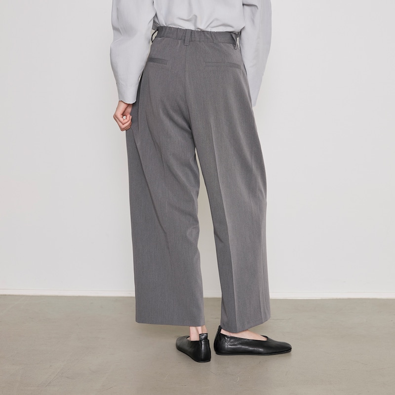 後ろウエストはゴム仕様で、快適な穿き心地