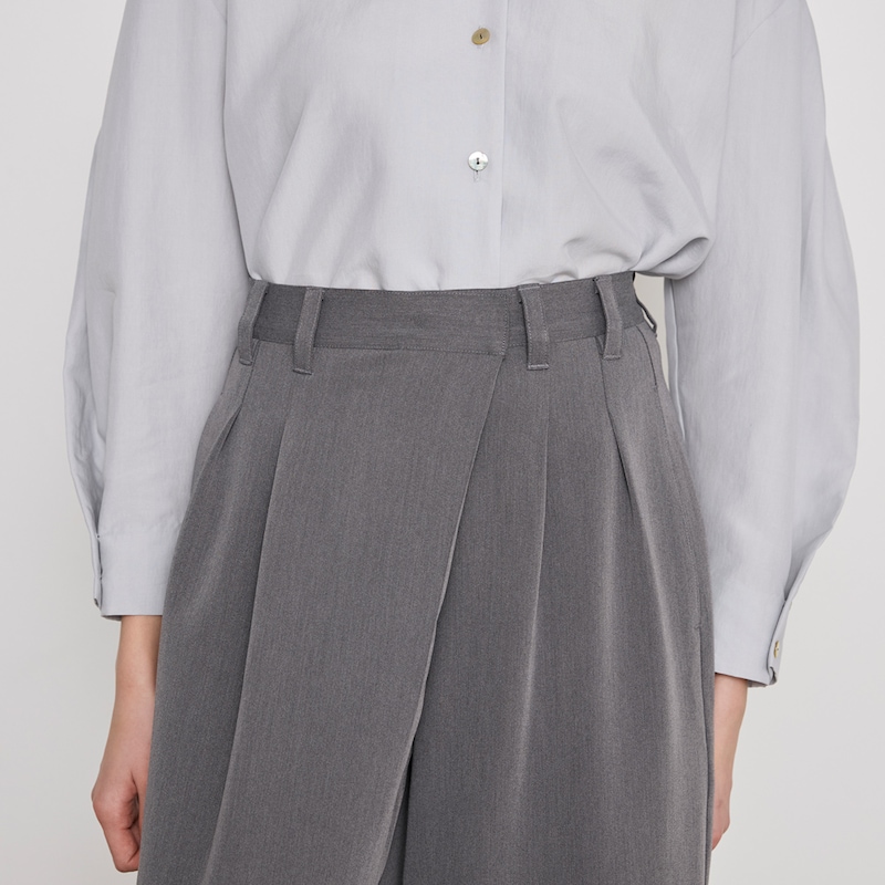 ウエストのラップデザインがアクセント