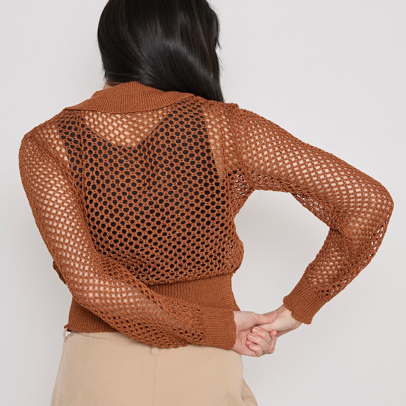 後ろ姿まで印象的なアイレットデザイン