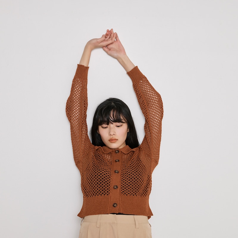 アイレットの透け感が、スタイリングに軽やかさをプラス