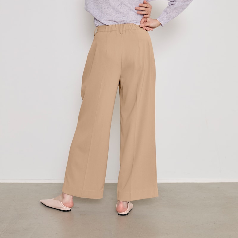 後ろウエストはゴム仕様で、快適な穿き心地