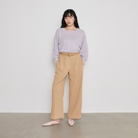 フロントタックで、立体感のあるシルエットに
