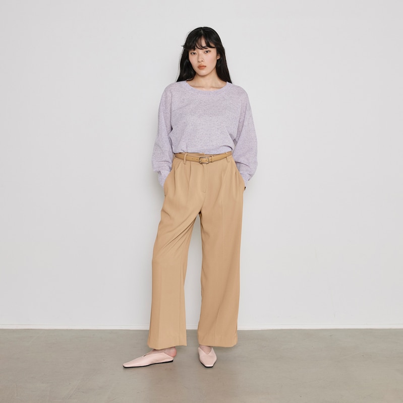 フロントタックで、立体感のあるシルエットに