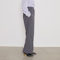 落ち感のある素材で、横からのラインもすっきり