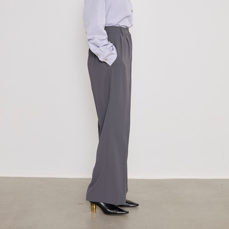 落ち感のある素材で、横からのラインもすっきり