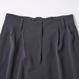 前開き仕様で、きちんと感のある仕上がり