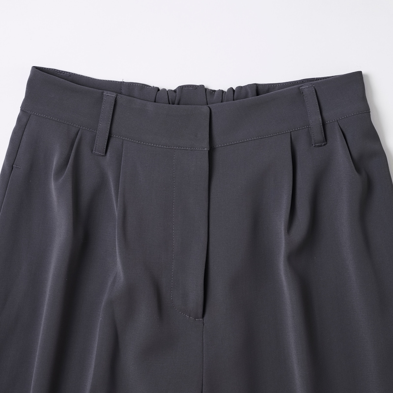 前開き仕様で、きちんと感のある仕上がり