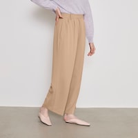 タックが生み出す、きれいなワイドシルエット