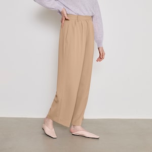 タックが生み出す、きれいなワイドシルエット