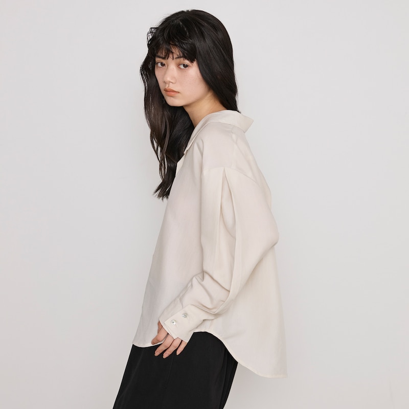 立体的なスリーブが、シルエットにニュアンスをプラス