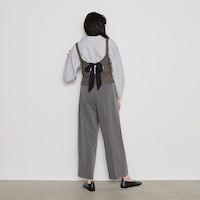 背中のサークル開きが、印象的なアクセントに