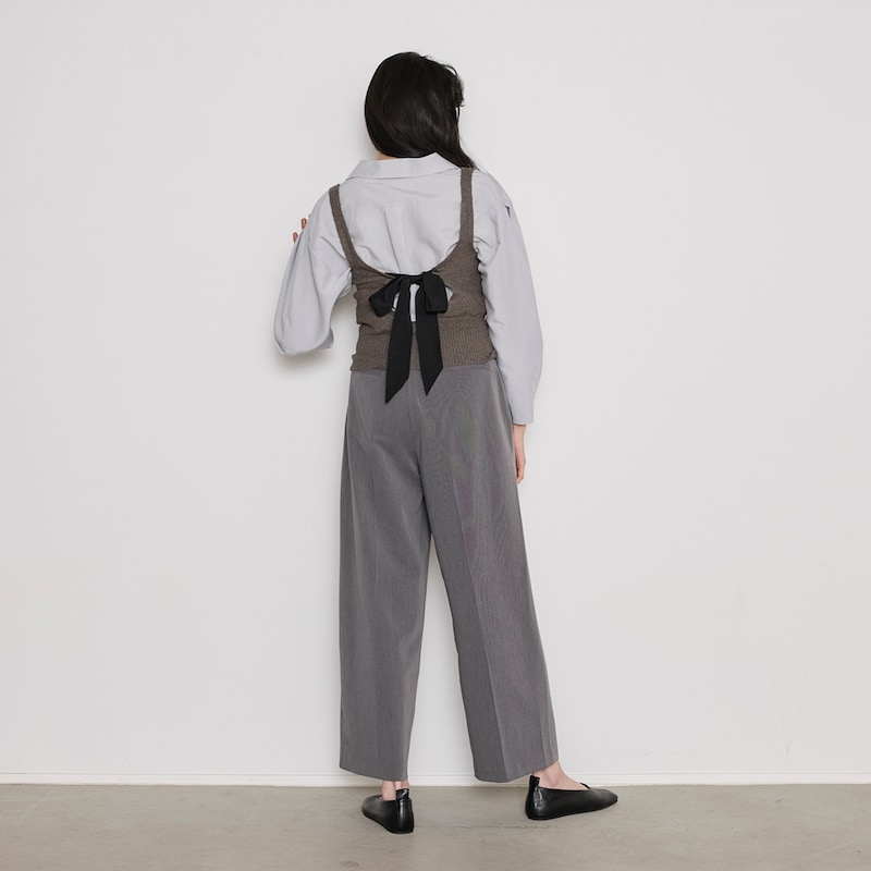 背中のサークル開きが、印象的なアクセントに