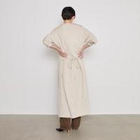 後ろで結んでも軽やかな印象に