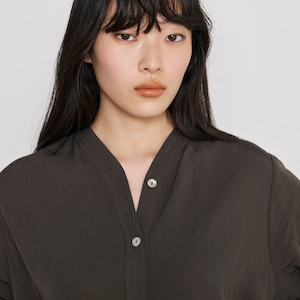 首元に沿う、すっきりとしたネックライン